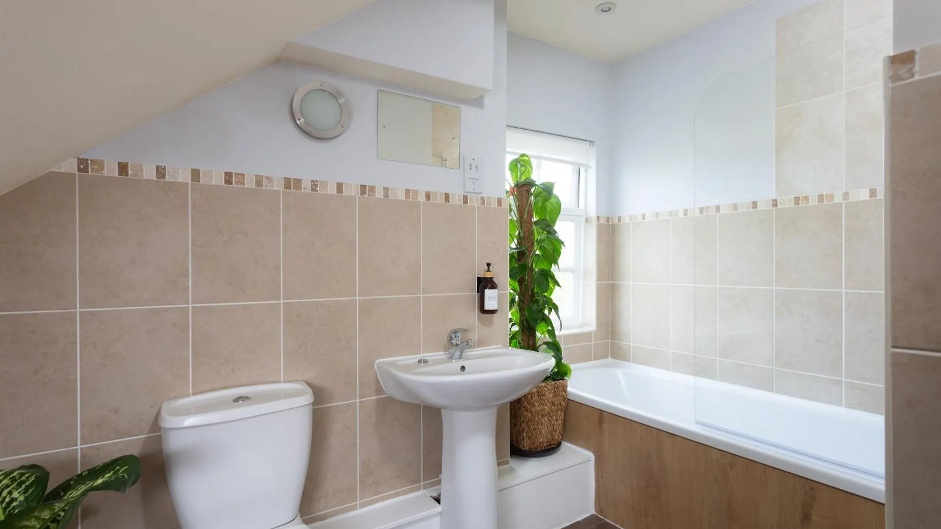 Bootham Court Grade II Duplex Apartment With Free Parking & Wi-Fi - Sleeps 2-6 People York